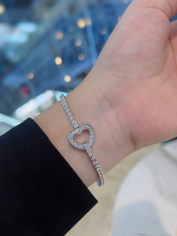 14K White Gold Four-Prong Heart Design Tennis Bracelet – D–E Color, VS1–VVS2