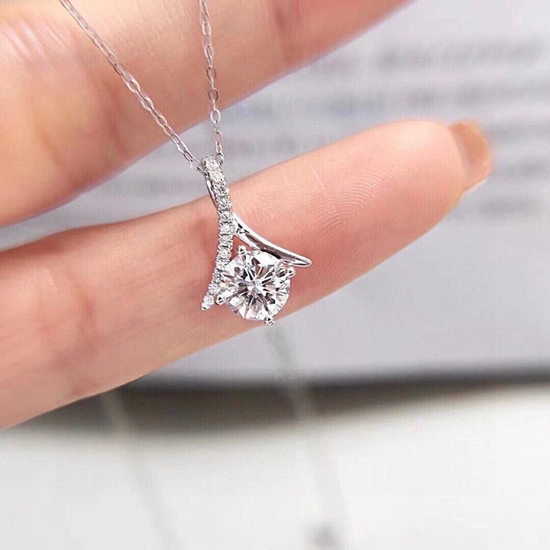 Elegant 1.00 carat diamond pendant in 14K white gold, D–E color, VS1–VVS2