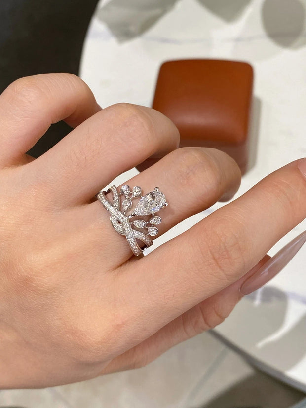 14K White Gold 0.80 CTW Pear Crown Diamond Ring – D-E Color VS1-VVS2